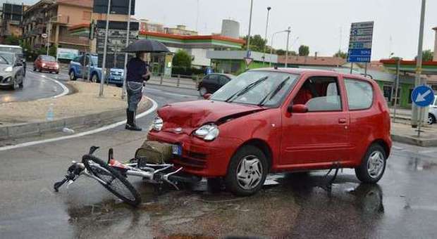 Ancona, investimento di un ciclista Finiscono in quattro all'ospedale