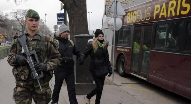 Francia, sventati attentati a Parigi e Marsiglia: 7 arresti