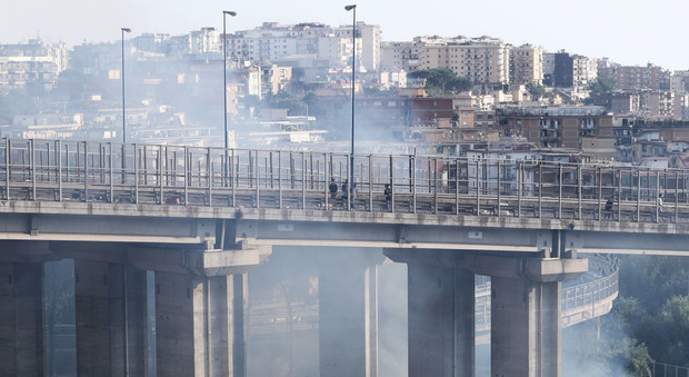 Fuoco sulla Tangenziale di Napoli I dubbi: incendio doloso | Video