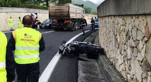 Camion contro moto, auto contro bici: tre feriti nel Vallo di Diano