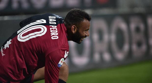 Cagliari-Fiorentina, Joao Pedro segna il gol del vantaggio rossoblù