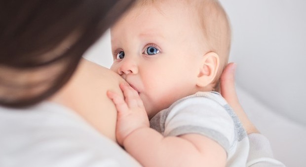 Coronavirus, l'Oms: «I benefici dell'allattamento al seno superano i rischi del contagio»