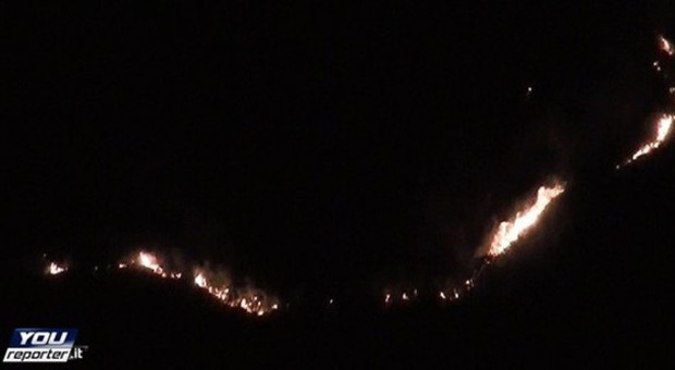 Notte di terrore a Ischia, incendio minaccia alberghi e case
