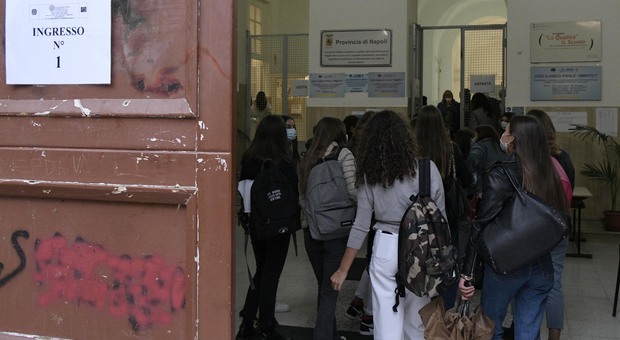Covid a Napoli, roulette dei turni nei licei e genitori sulle barricate: «Alunni discriminati»