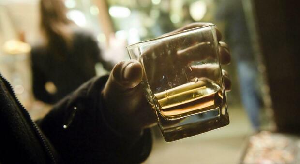 Alcol, aumenta il consumo tra i giovani: 1,3 milioni di ragazzi (tra gli 11 e i 25 anni) sono bevitori a rischio