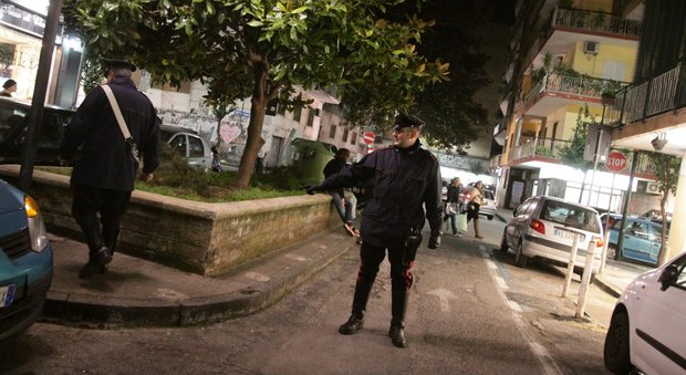Inseguito dai carabinieri, finisce con lo scooter contro un'auto e va all’ospedale: arrestato pregiudicato napoletano