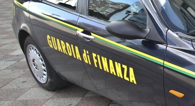 Soldi per frenare indagini: arrestato finanziere di stanza a Caserta