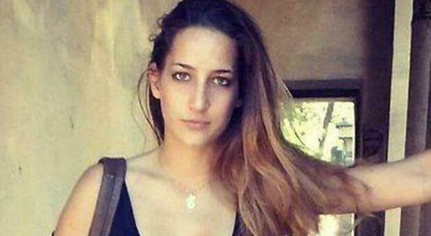 Elena Aubry, rivelazioni choc del necrofilo che rubò le sue ceneri: «Come una droga». A casa foto e cimeli di 375 ragazze morte