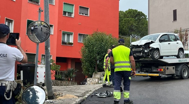 Ancona, perde il controllo dell'auto e si schianta: il lampione dovrà essere sostituito