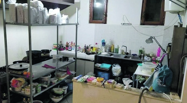 Ristorante degli orrori a Primavalle, alimenti tra i rifiuti: il locale offriva anche servizi a domicilio abusivi