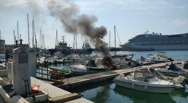 Incendio imbarcazione porto storico