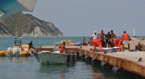 Portonovo, malore in barca Soccorsa una turista al molo