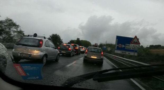 Ancona, allagamenti per la pioggia Un incidente manda in tilt la Variante