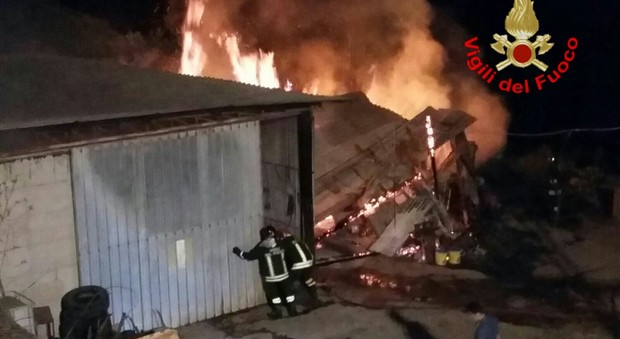 Incendio distrugge un capannone a Norma, danni ingenti