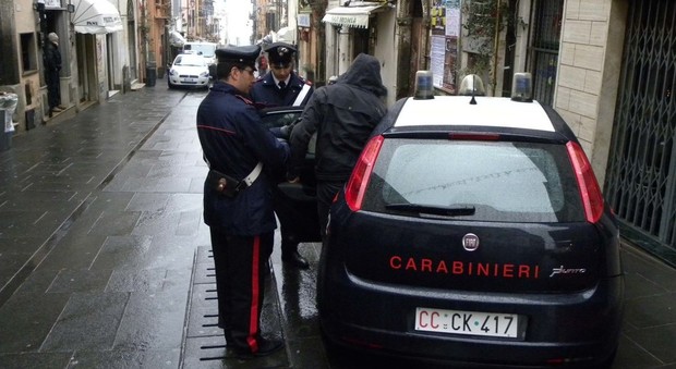 Al volante di un'auto “fantasma” corre per un chilometro contromano per sfuggire ai carabinieri