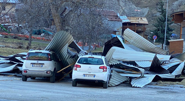 Tempesta Ciara sul Nord Italia, donna morta a Sondrio: colpita da un tetto scoperchiato