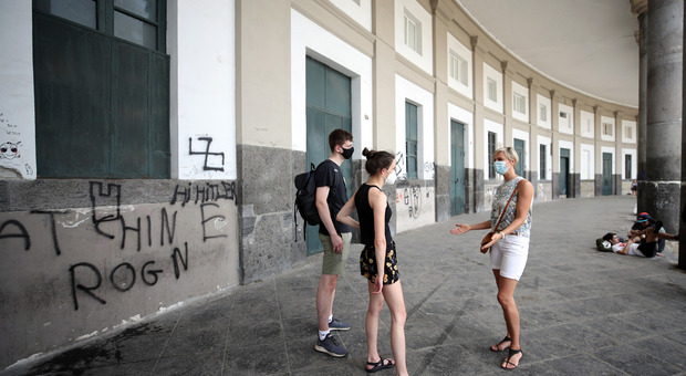 Napoli, il festival della cultura nel Plebiscito deturpato dai vandali