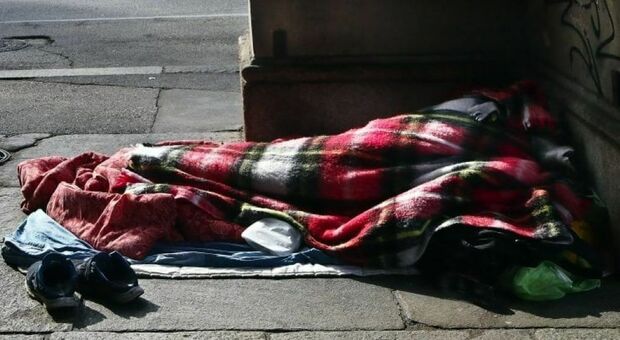 Roma, due clochard morti di freddo. Rivolta di Croce Rossa e volontari: «Inaccettabile». In città 22mila senzatetto