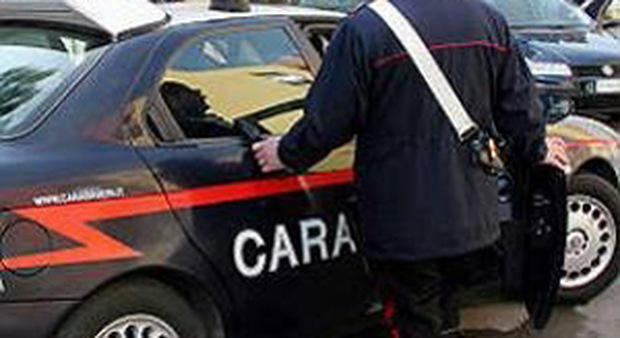Senigallia, lancia eroina in giardino ma i carabinieri la trovano: 2 arresti