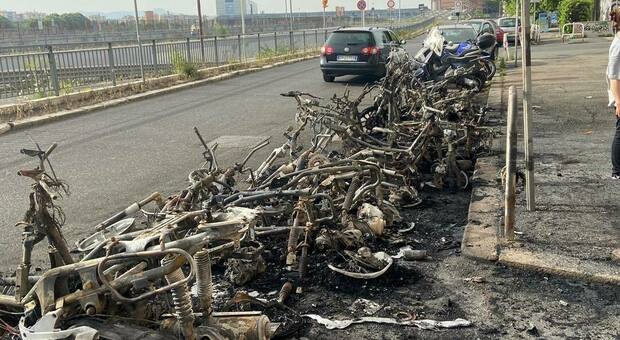 Roma, incendio in via Nomentana: a fuoco 19 motorini. I residenti: «Ogni anno la stessa storia»