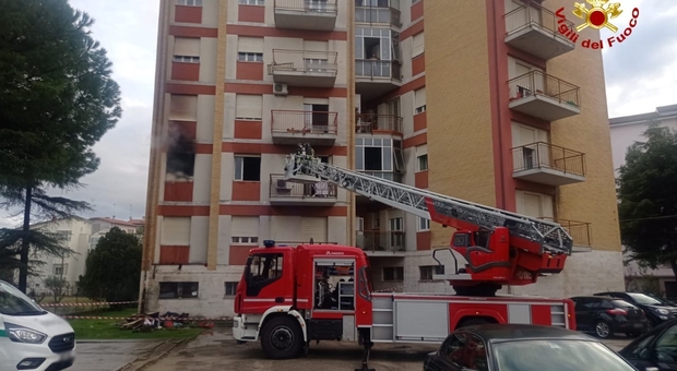 Incendio in un appartamento a Senigallia, nel rogo muore una donna. Evacuata palazzina di cinque piani
