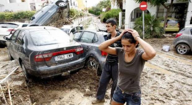 «Dammi la mano, non ti lascio travolgere», l'eroico salvataggio di due donne a opera di un camionista durante la pioggia torrenziale in Spagna