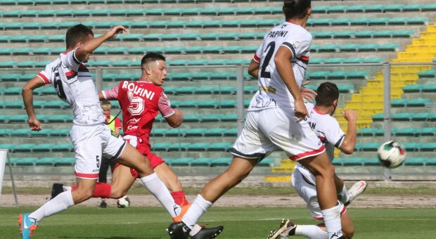 Il primo dei due gol segnati da Rolfini durante Ancona-Lucchese di sabato scorso