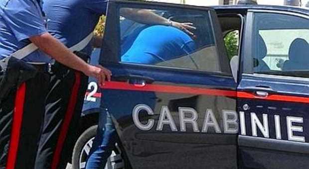 Spacca il vetro dell'auto e ruba una borsa: arrestato dai carabinieri