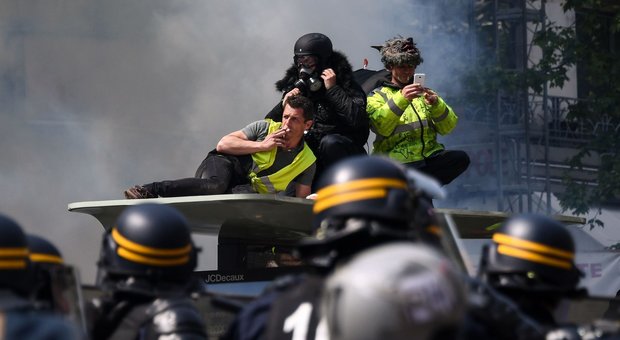 Primo maggio, a Parigi gilet gialli in piazza: scontri e feriti, oltre 200 fermi