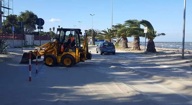 Una strada invasa dalla sabbia a Taranto