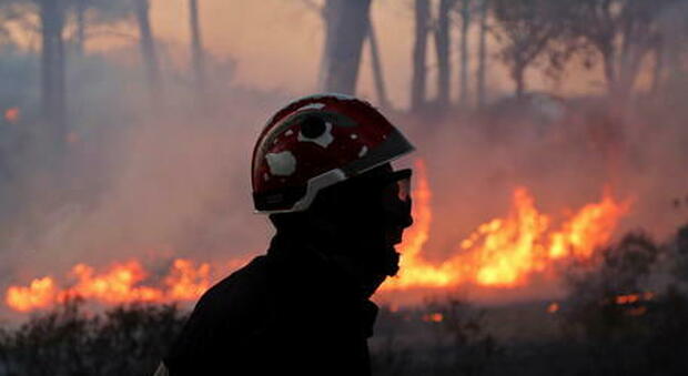 Incendio in Costa Azzurra, un'altra notte da incubo fuori casa per 7mila persone tra turisti e residenti. Un morto