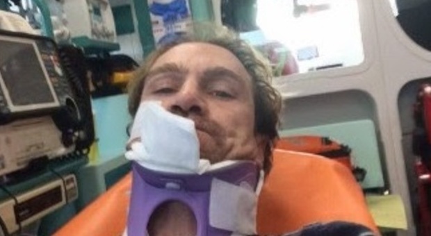 Il selfie di Sergio Volpini in ambulanza
