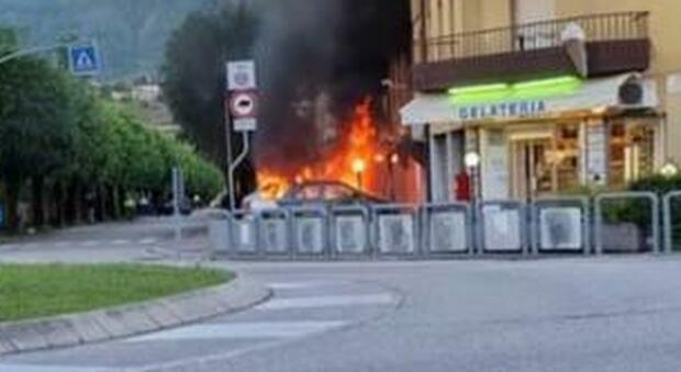 Feltre, esplode l'auto davanti ai negozi: terrore e fiamme tra la gente