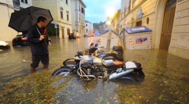 Nubifragio a Firenze: chiesto lo stato d'emergenza. Grave un ragazzo di 19 anni
