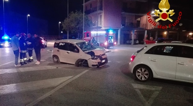 Dramma sfiorato ad Avellino, 4 ragazzi si schiantano contro le auto in sosta