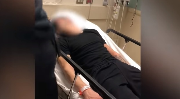Poliziotto schiaffeggia un paziente che aveva tentato il suicidio: il video in ospedale lo incastra