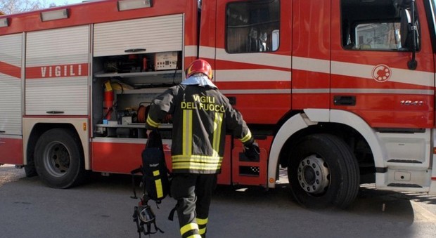 Ancona, scoppia un incendio di rotoballe nel campo a fianco dell'autostrada