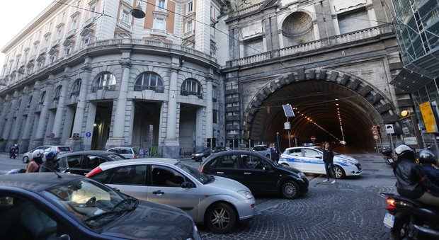 Napoli, lavori urgenti alla rete aerea del tram: traffico in tilt a piazza Vittoria