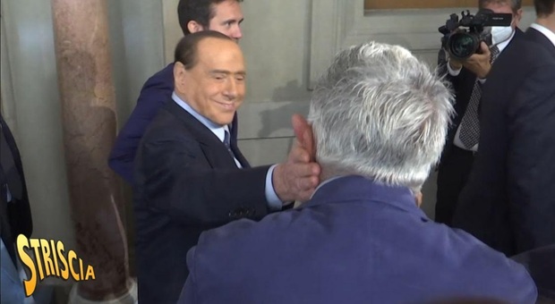 Enrico Lucci provoca Berlusconi: «Lo mangiate il panettone o litigate prima?». E il Cav reagisce così