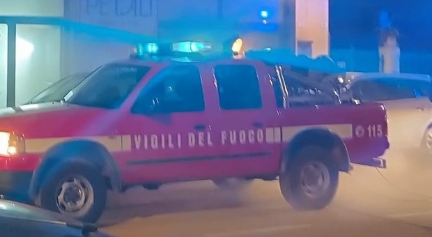 Ancona, scoppia l'incendio in casa: poliziotto sfida il fuoco ed entra per salvare una bambina