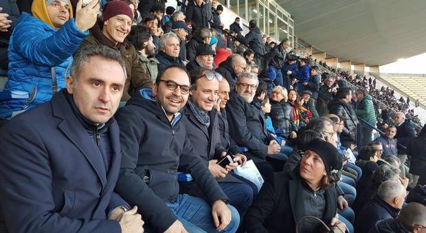 E tra il pubblico del derby Lecce-Foggia spuntano Emiliano e la giunta