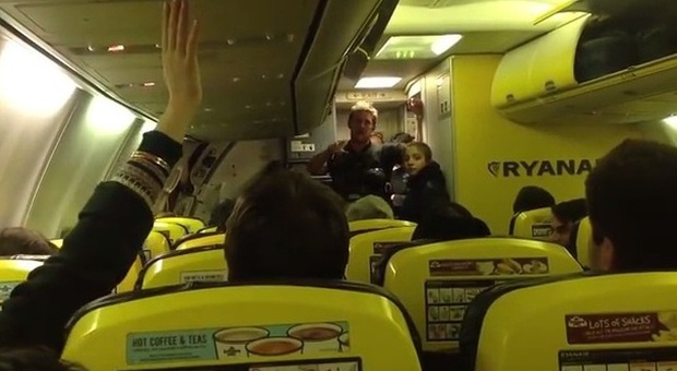 "Prigionieri" del volo Ryanair: aspettano 7 ore, poi chiamano la polizia