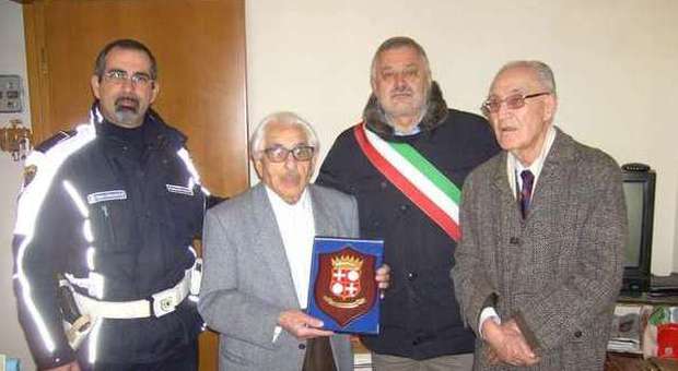 Erminio Moscarino riceve la targa per i 100 anni