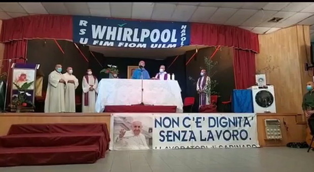 Whirlpool, la messa dell'Arcivescovo: «Qui dentro Cristo è ancora crocifisso»