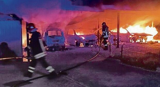 San Giorgio a Cremano, auto in fiamme in via San Martino: indagini in corso