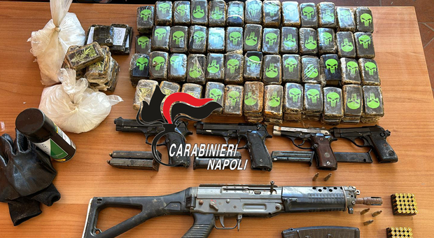 Napoli: mitragliatore, pistole e 17 kg di droga trovati da carabinieri a Scampia