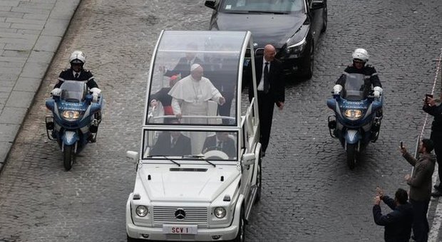 Il Papa incontra i detenuti di Poggioreale: «Il primo santo è stato un ladro»