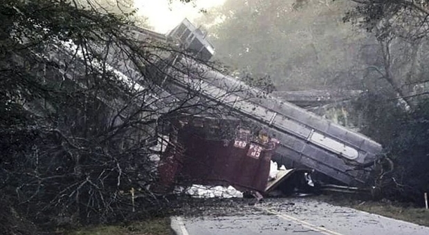 Treno deraglia negli Stati Uniti, decine di carrozze cadono sulla strada