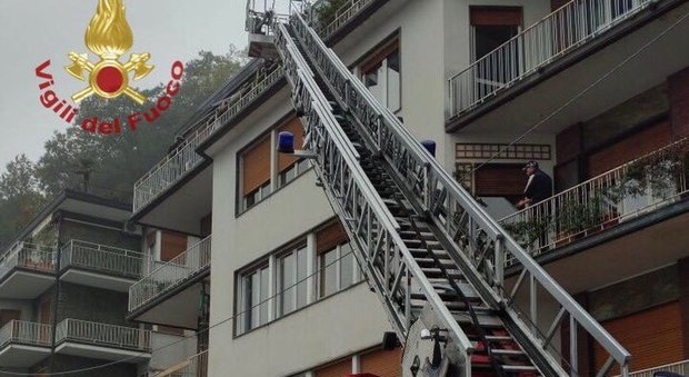 Incendio in casa in centro a Como, 4 bimbi e il papà in fin di vita