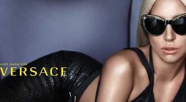 Lady Gaga posa per Donatella Versace, campagna pubblicitaria o una sosia?